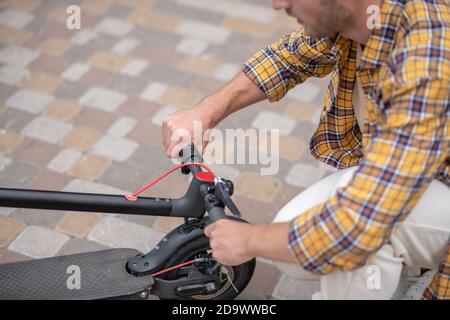 Lenker. Nahaufnahme Bild eines Mannes halten Roller Lenker Stockfoto