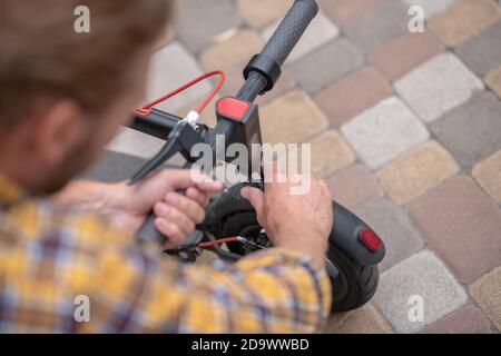 Regulierung. Nahaufnahme Bild von einem Mann Regulierung Roller Lenker Stockfoto