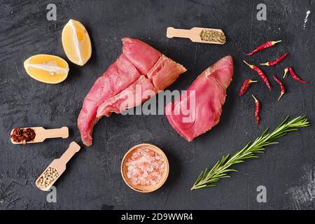 Rohe, frische Thunfischfiletstücke mit Gewürzen Stockfoto