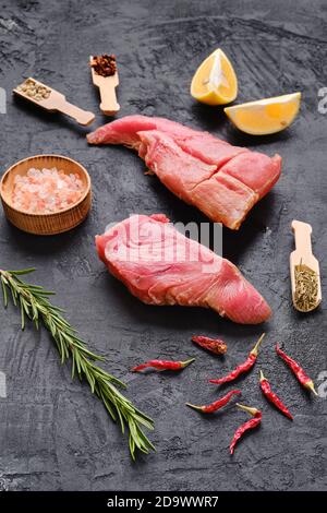 Rohe, frische Thunfischfiletstücke mit Gewürzen Stockfoto