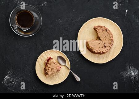 Blick von oben auf Quark Pie mit schwarzer Johannisbeere Stockfoto