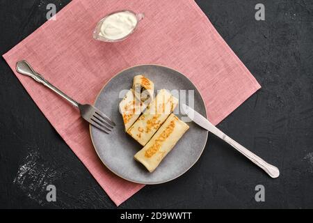 Draufsicht auf Teller mit dünnen Pfannkuchen gefüllt mit Hase Hackfleisch Stockfoto
