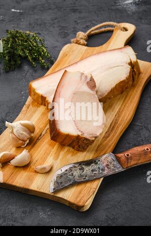 Kalt geräucherter Schweinebauch auf Holzschneidebrett Stockfoto