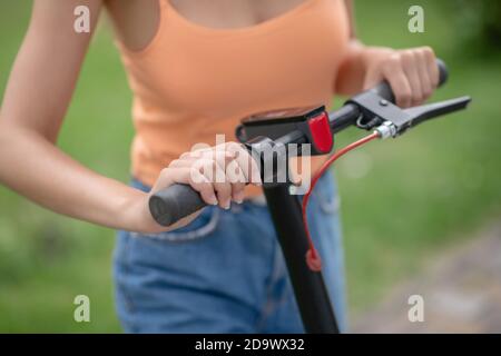 Roller. Nahaufnahme eines Frauenhands, der einen Lenker hält Stockfoto