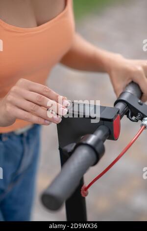 Gimmick. Nahaufnahme des Womans Hand drücken Gesäß auf einem Lenker Stockfoto