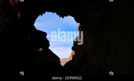 Blick auf natürliche Felsbrücke Imi-n-Ifri in der Nähe des Dorfes Demnate, Marokko am Fuße des Hohen Atlas Gebirge ähnlich wie die Form von Afrika. Stockfoto