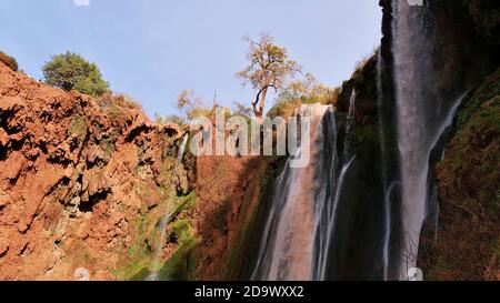 Nahaufnahme der Spitze der beliebten Ouzoud-Wasserfälle (Wasserkaskaden), ein Touristenziel in Ouzoud, Marokko. Stockfoto