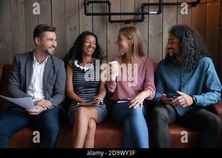 Vielfältige Gesellschaft von Millennial Teamkollegen mit informellen Treffen im Café Stockfoto