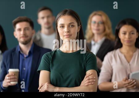 Porträt einer tausendjährigen Mitarbeiterin, die sich als Teil des Unternehmensteams fühlt Stockfoto