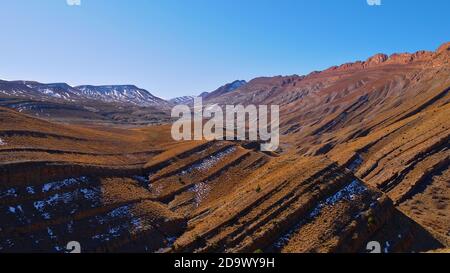 Panorama-Blick über Pancake geformte Felsformationen von einer Passstraße auf dem Weg nach Imilchil, Marokko, Afrika im Atlasgebirge. Stockfoto