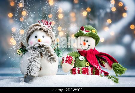 Zwei Schneemann mit festlich beleuchteten Weihnachtsferien abstrakten Hintergrund Stockfoto