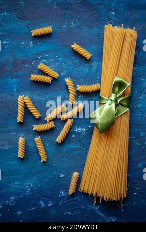 Typische Vollkornfusilli und Spaghetti Pasta Stockfoto