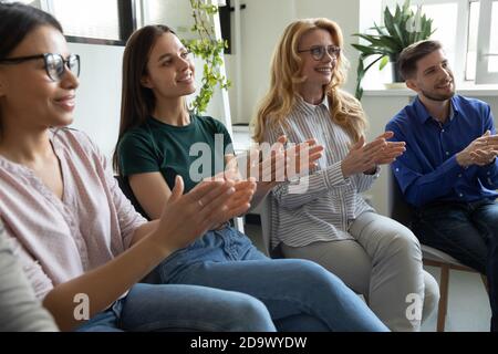 Glückliches, vielfältiges, multiethnisches Publikum, das dem Redner Respekt zollt Stockfoto