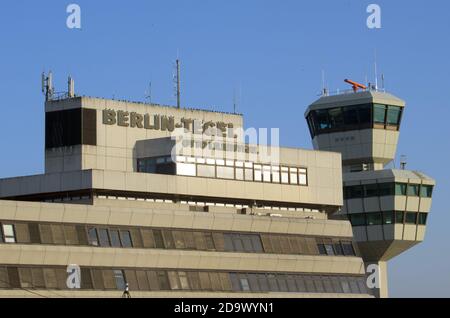 Berlin, Deutschland. November 2020. Die Sonne scheint auf dem Turm und dem Hauptgebäude des Flughafens Tegel. Mit dem Abflug der AF 1235 der französischen Fluggesellschaft Air France in Richtung Paris wird der Flughafen Tegel geschlossen. Quelle: Soeren Stache/dpa-Zentralbild/ZB/dpa/Alamy Live News Stockfoto