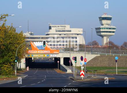 Berlin, Deutschland. November 2020. Leere Zufahrtsstraßen zum Flughafen Tegel. Mit dem Abflug der AF 1235 der französischen Fluggesellschaft Air France in Richtung Paris wird der Flughafen Tegel geschlossen. Quelle: Soeren Stache/dpa-Zentralbild/dpa/Alamy Live News Stockfoto