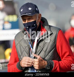 Hockenheim, Deutschland. November 2020. Motorsport: Deutsche Tourenwagen-Masters, Hockenheim - DTM - 1. Rennen: Hans-Joachim Stuck, ehemaliger Rennfahrer, steht auf der Strecke. Kredit: Hasan Bratic/dpa/Alamy Live Nachrichten Stockfoto