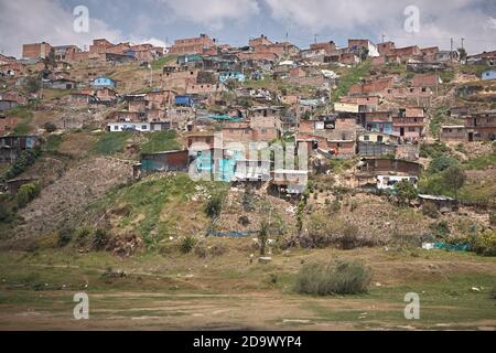 Altos de Cazucá, Soacha, Kolumbien, Januar 2013. Allgemeine Ansicht der Häuser in der Gemeinde am Stadtrand von Bogota gebaut. Stockfoto