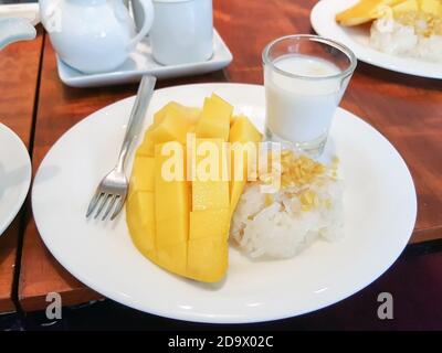 Mango klebrigen Reis Dessert ist berühmt in Thailand. Stockfoto
