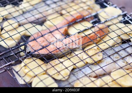 Zwei Seebarsch und Forellensteak Stockfoto