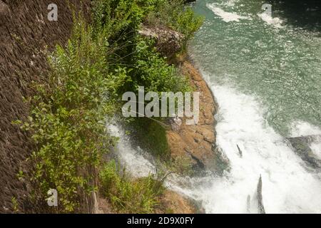 Bergfluss mit einer steilen Wand Stockfoto