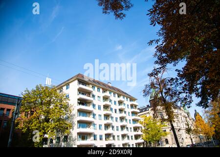 Wohnhäuser im Grünen an der Isar, München Stockfoto