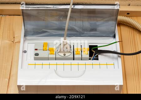 Elektrische Schalttafel in einem Landhaus und mit einem Temporäre Kabelverbindung Stockfoto