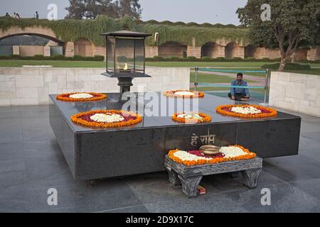 Delhi, Indien, Januar 2008. Die schwarze Marmorplattform in Raj Ghat ist ein Denkmal, das den Ort der Einäscherung Mahatma Gandhis markiert. Stockfoto