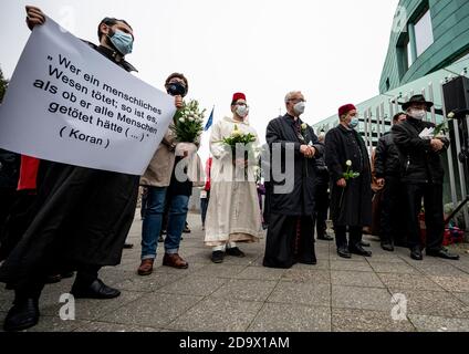 06. November 2020, Berlin: Heiner Koch (4. V.l.), Erzbischof der Katholischen Kirche Berlin, Imam Taha Sabri, Neuköllner Begegnungsstätte, und Rabbiner Andreas Nachama, Vorsitzender der Allgemeinen Rabbinischen Konferenz Deutschland, nehmen an der Friedenskundgebung des Zentralrats der Muslime (ZMD) Teil. Foto: Fabian Sommer/dpa Stockfoto