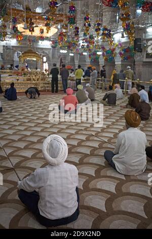 Delhi, Indien, Januar 2008. Menschen beten in Gurudwara Bangla Sahib, dem größten Sikh-Tempel der Stadt. Stockfoto