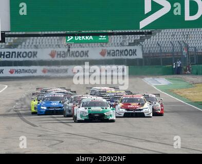 Hockenheim, Deutschland. November 2020. Motorsport: Deutsche Tourenwagen-Masters, Hockenheim - DTM - 1. Rennen: Das Feld in Aktion. Kredit: Hasan Bratic/dpa/Alamy Live Nachrichten Stockfoto