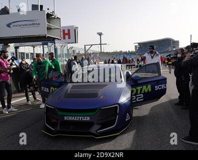 Hockenheim, Deutschland. November 2020. Motorsport: Deutsche Tourenwagen-Masters, Hockenheim - DTM - 1. Rennen: Demonstrationswagen der DTM Electric ist vor dem Start auf der Strecke. Kredit: Hasan Bratic/dpa/Alamy Live Nachrichten Stockfoto