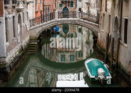 Ruhige Szene in einem der kleinen Kanäle in der Altstadt von Venedig, Italien Stockfoto