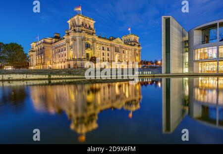 Der Reichstag und ein Teil des Paul-Loebe-Hauses am Fluss Spree in Berlin im Morgengrauen Stockfoto