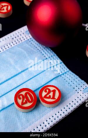 bingo Zahlen und blaue medizinische Maske, 2021 das Konzept der Feier des neuen Jahres im Moment der Bedrohung covid-19 Stockfoto