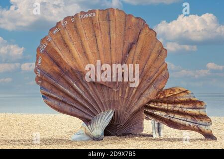 Blick auf die Jakobsmuschel-Skulptur von maggi am Strand In aldeburgh suffolk Stockfoto