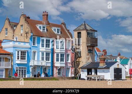 Blick auf Aldeburgh Strandpromenade Kiesstrand und Südaussicht aldeburgh suffolk uk Stockfoto