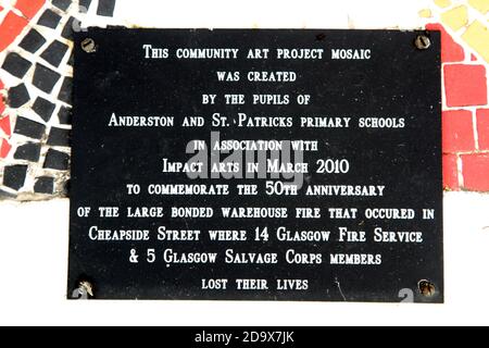 Cheapside Glasgow, Schottland. Mosaik zum Gedenken an das Feuer in Cheapside, wo 14 Feuerwehrleute und 5 Salvage corp-Mitglieder ihr Leben verloren das Whisky-Bond-Feuer in der Cheapside Street in Glasgow am 28. März 1960 war Großbritanniens schlimmste Feuerschutzkatastrophe in Friedenszeiten. Bei dem Brand einer Whisky-Anleihe wurden 14 Feuerwehrleute und 5 Bergungskorps getötet. Das Mosaik-Wandbild, das von den Schülern des nahegelegenen Anderston & St. Patricks Primary geschaffen wurde Stockfoto