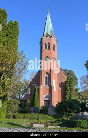 Vorderansicht der St.-Clemens St.-Katharinen Kirche, mittelalterliche rote Backsteinarchitektur in Seedorf Schaalsee, Touristenziel im Naturschutzgebiet i Stockfoto