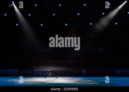 Chongqing. November 2020. Jin Boyang aus China tritt während der Abschlussgala beim Cup of China ISU Grand Prix of Figure Skating 2020 im südwestlichen Chongqing Chinas, 8. November 2020, auf. Quelle: Ju Huanzong/Xinhua/Alamy Live News Stockfoto