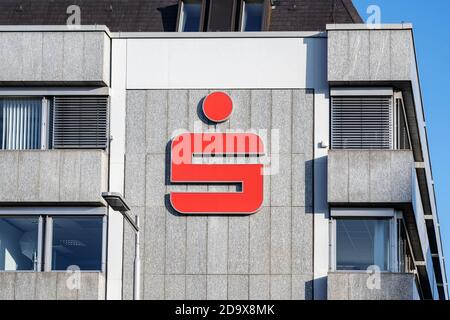 Ratzeburg, 7. November 2020: Rotes Logo der Sparkasse, der deutschen Sparkassen-Finanzgruppe, auf dem modernen Bürogebäude Stockfoto