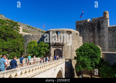 Menschen, die durch das Pile Gate gehen, dem Haupteingang der Altstadt von Dubrovnik, Kroatien Stockfoto