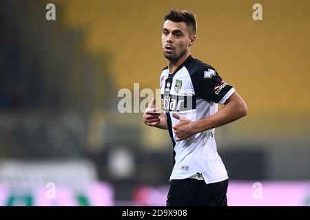 Parma, Italien - 07 November, 2020: Alberto Grassi von Parma Calcio schaut während der Serie A Fußballspiel zwischen Parma Calcio und ACF Fiorentina. Das Spiel endete 0-0 Unentschieden. Kredit: Nicolò Campo/Alamy Live Nachrichten Stockfoto