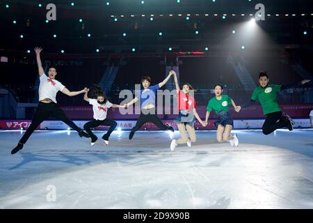 Chongqing, Peng Cheng und Jin Yang (von L bis R) aus China posieren für Fotos nach der Abschlussgala beim Cup of China ISU Grand Prix of Figure Skating 2020 im südwestchinesischen Chongqing. November 2020. Liu Xinyu, Wang Shiyue, Jin Boyang, Chen Hongyi, Peng Cheng und Jin Yang (von L bis R) aus China posieren für Fotos nach der Abschlussgala beim Cup of China ISU Grand Prix of Figure Skating 2020 in Chongqing im Südwesten Chinas, 8. November 2020. Quelle: Ju Huanzong/Xinhua/Alamy Live News Stockfoto