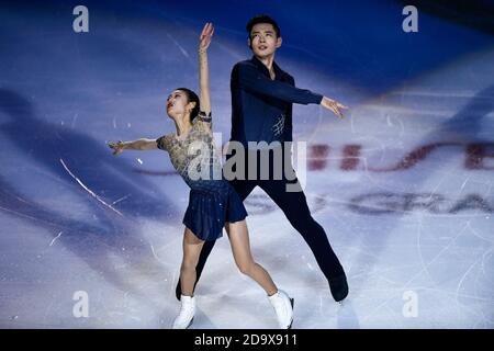 Chongqing. November 2020. Peng Cheng (L)/Jin Yang aus China treten während der Abschlussgala beim Cup of China ISU Grand Prix of Figure Skating 2020 im südwestlichen chinesischen Chongqing am 8. November 2020 auf. Quelle: Huang Wei/Xinhua/Alamy Live News Stockfoto