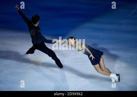 Chongqing. November 2020. Peng Cheng (R)/Jin Yang aus China treten während der Abschlussgala beim Cup of China ISU Grand Prix of Figure Skating 2020 im südwestlichen chinesischen Chongqing am 8. November 2020 auf. Quelle: Huang Wei/Xinhua/Alamy Live News Stockfoto