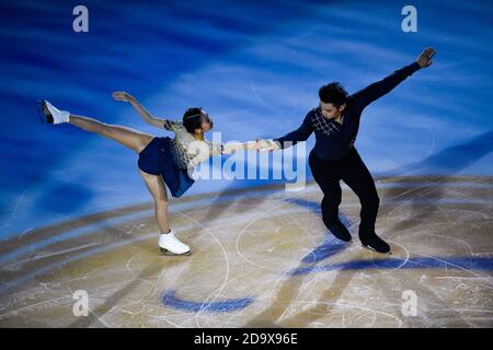 Chongqing. November 2020. Peng Cheng (L)/Jin Yang aus China treten während der Abschlussgala beim Cup of China ISU Grand Prix of Figure Skating 2020 im südwestlichen chinesischen Chongqing am 8. November 2020 auf. Quelle: Huang Wei/Xinhua/Alamy Live News Stockfoto