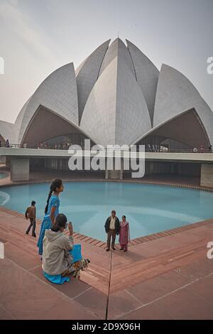 Delhi, Indien, Januar 2008. Außerhalb des Lotus-Tempels, eines der elf Bahá'í-Gotteshäuser. Stockfoto