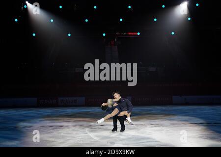 Chongqing. November 2020. Peng Cheng/Jin Yang (R) aus China treten während der Abschlussgala beim Cup of China ISU Grand Prix of Figure Skating 2020 im südwestlichen chinesischen Chongqing am 8. November 2020 auf. Quelle: Ju Huanzong/Xinhua/Alamy Live News Stockfoto