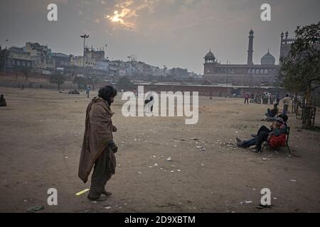 Delhi, Indien, Januar 2008. Ein Obdachloser geht durch den Platz vor der Jama Masjid Moschee. Stockfoto