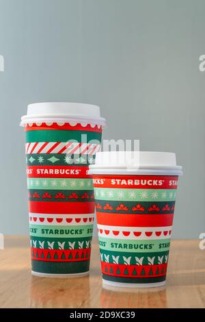 Chiang Mai, Thailand - 07. November 2020 - zwei Starbucks Kaffee nehmen Papierbecher in zwei verschiedenen Größen, Grande und groß, sitzen auf einem Holztisch auf N Stockfoto